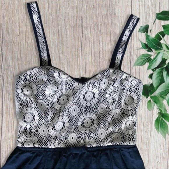 Rue 21 Navy White Lace Embroidered Floral Juniors Mini Sundress Size 7 - Picture 2 of 7